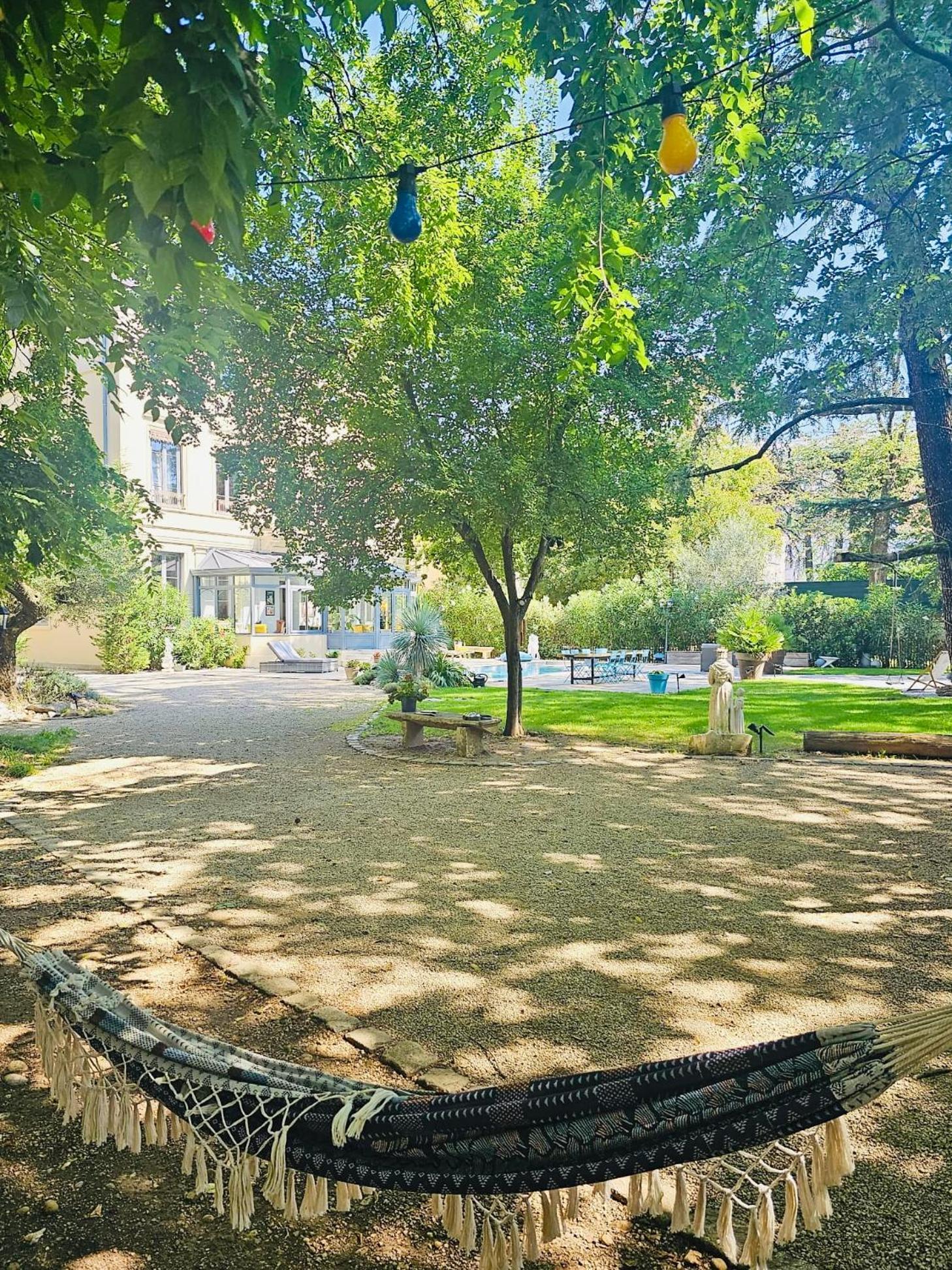Chateau Grandclement Lyon Villeurbanne Niveau Rdc - Tresor Cache En Ville Avec Vue Piscine Et Parc Bagian luar foto